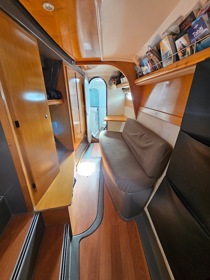 Chambre propriétaire avec une salle grande salle de bain, un canapé convertible en lit et un grand lit 2 places très confortable. 
Disponible avec un supplément , me consulter pour le tarif.