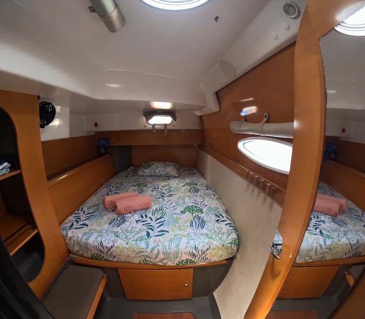 Chambre très confort pour 2 personnes ( les 2 premiers locataires) généralement les parents pour une famille ou pour un couple seul. Salle de bain privatisées collé à la chambre.