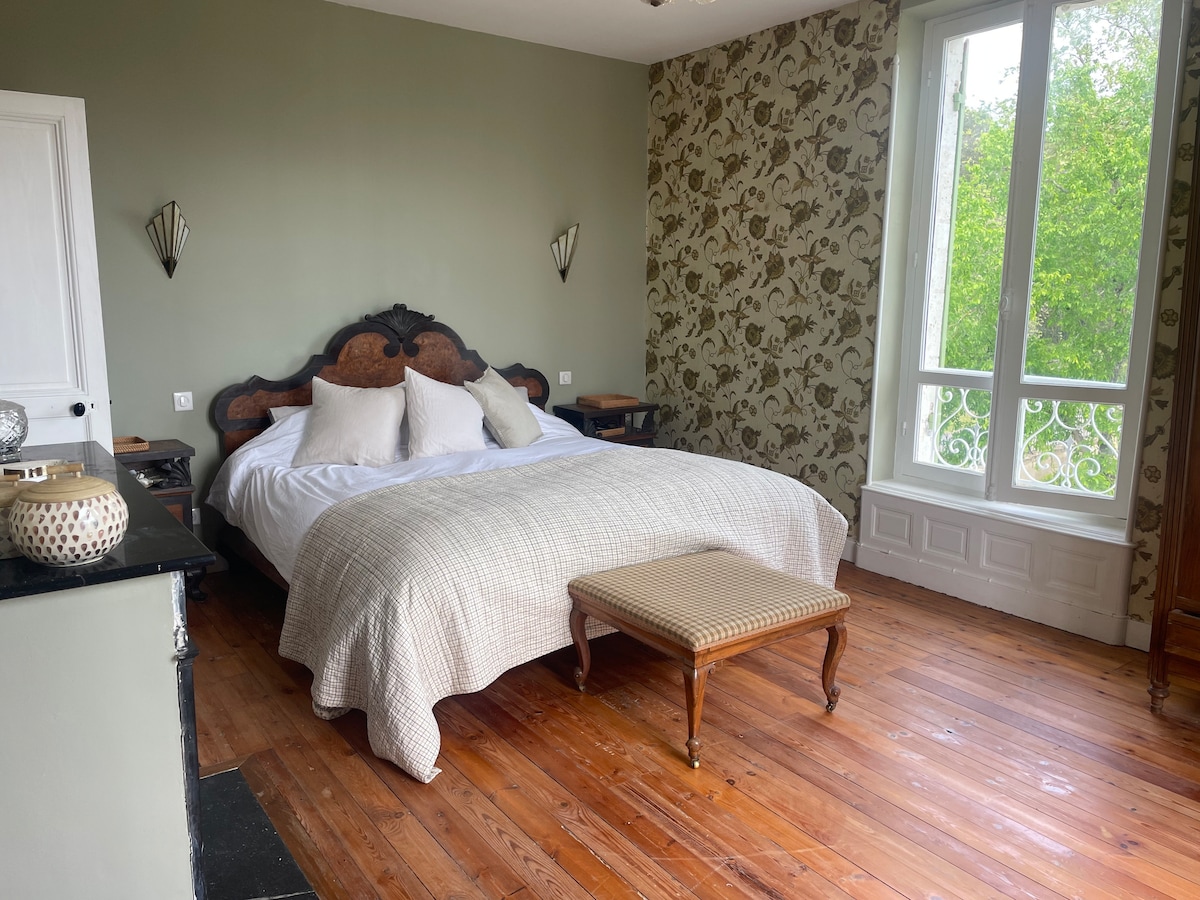 Основната спалня предлага изглед на изток към долината и басейна/кулата.  С удобно суперголямо двойно легло и собствен душ, тази стая запазва оригиналните тапети, добавяйки исторически чар към тази възхитителна спалня.