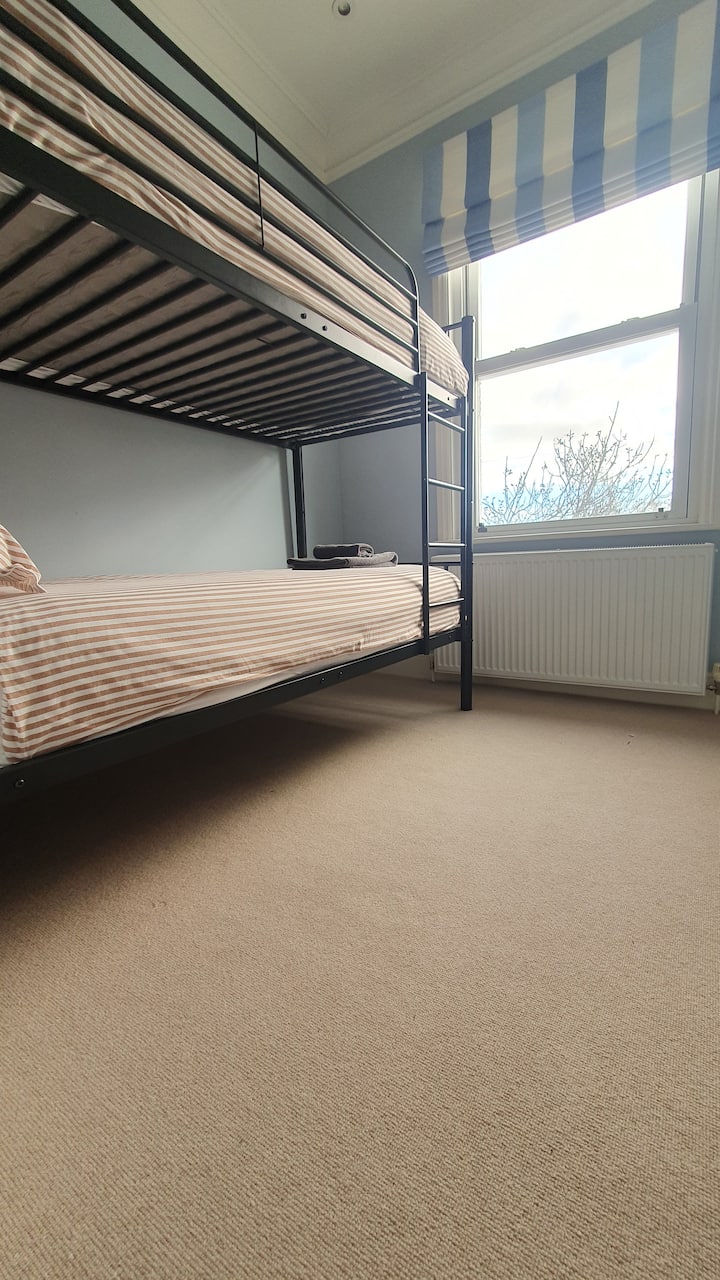 מיטת קומתיים למבוגרים לשני אנשים במשקל מקסימלי 20 אבן לכל חדר שינה. 