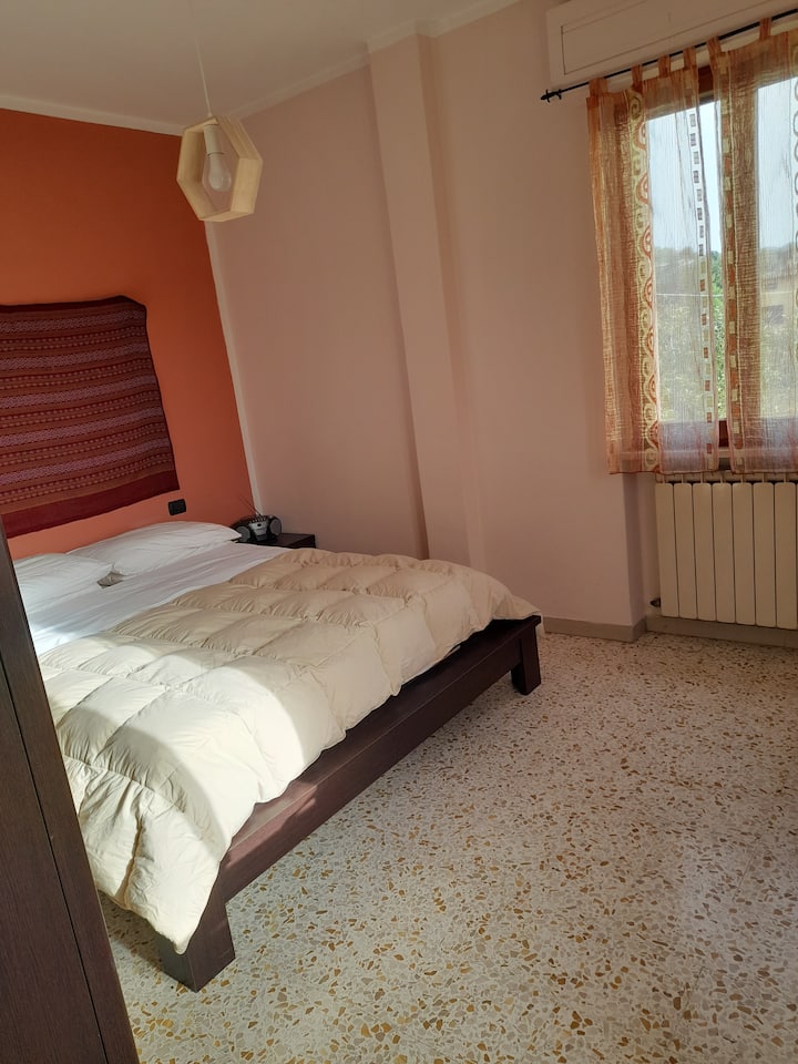 Chumba cha kulala kwenye sakafu ya mezzanine