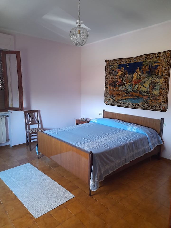 Chumba cha kulala kwenye sakafu ya mezzanine.