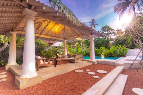 Classic Private Villa with Pool Near Surfing Beach