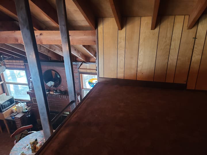 Parte superior del loft 2 que mira hacia el campamento. No hay barandilla en este momento. Ideal para adultos y no para niños pequeños. 