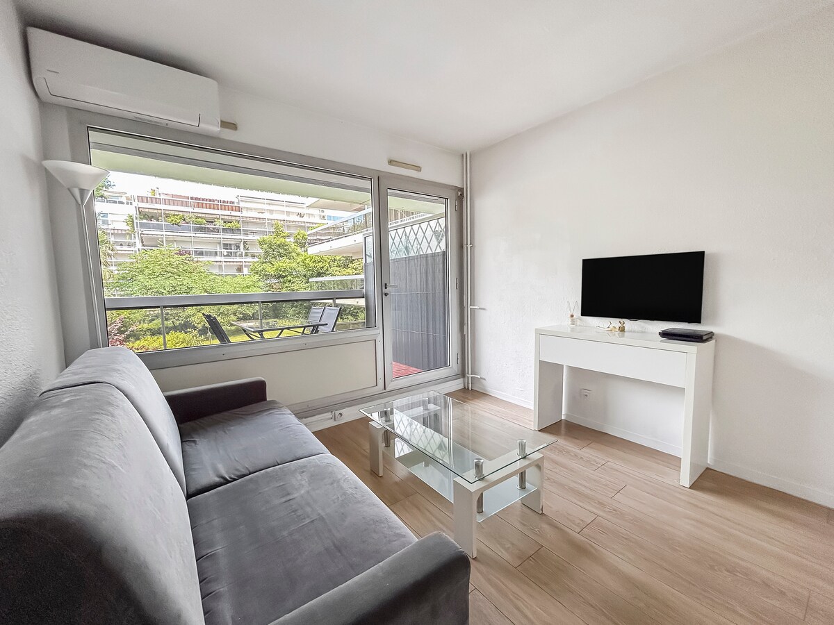 Estudio luminoso en Juan-les-Pins para 4 personas, sofá, TV, WI-FI, mesa de centro, aire acondicionado, gran ventanal con vistas al balcón amueblado y vistas verdes, ideal para vacaciones en el mar, teletrabajo y estancia sin automóvil, cerca de la playa y del centro.