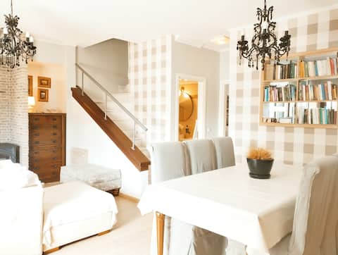 Popular Airbnb listing: Artistic elegant home in Δήμος Κασσάνδρας