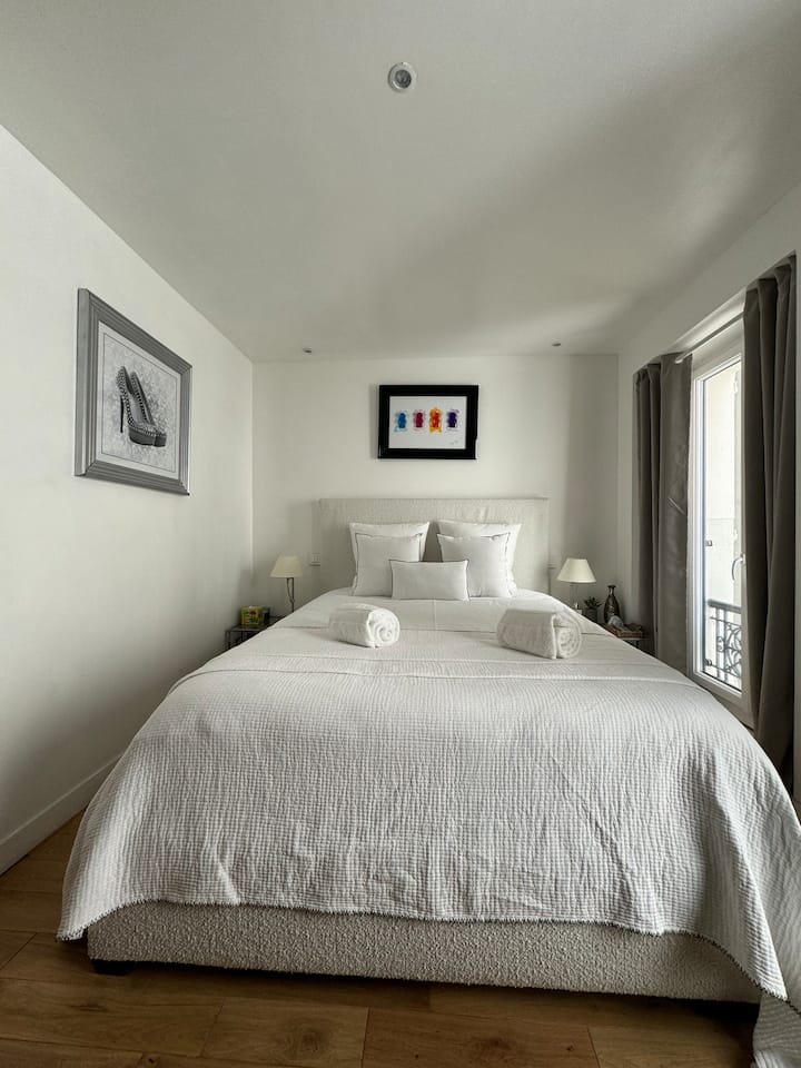 חדר שינה 4 - מיטה זוגית נוחה, מקלחת, כיור, ארון וכספת. 