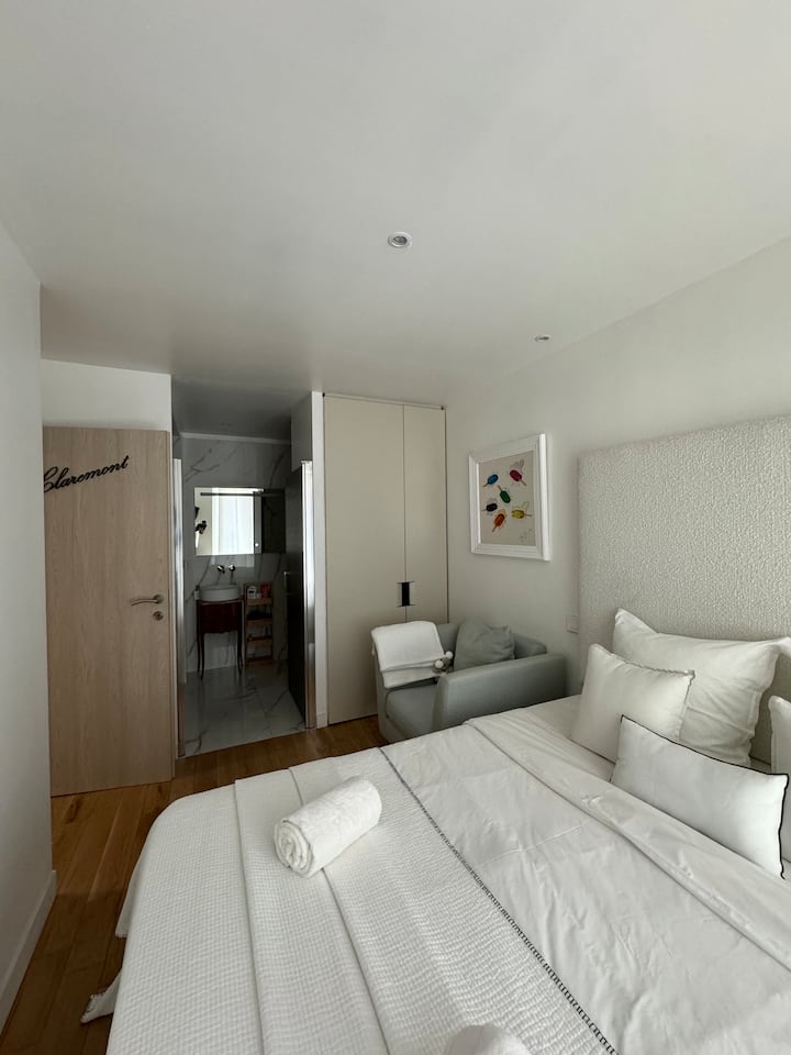 חדר שינה 5 - חדר זוגי נוח עם חדר רחצה צמוד מרווח, מושב אהבה, מקום בארון וכספת.  