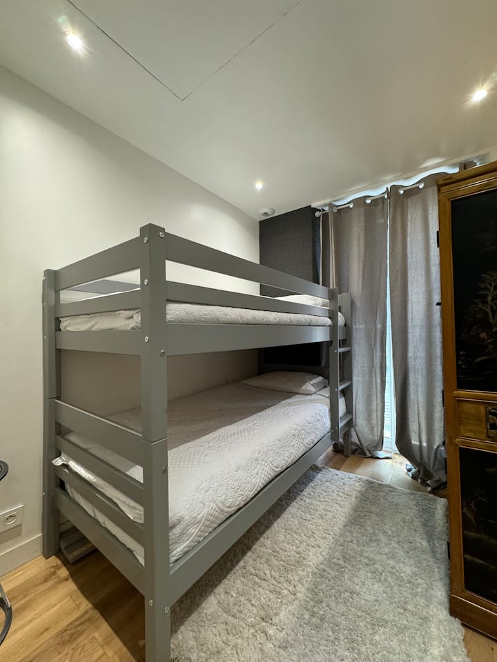 חדר שינה 7 - מיטת קומתיים נוחה וארון בגדים.