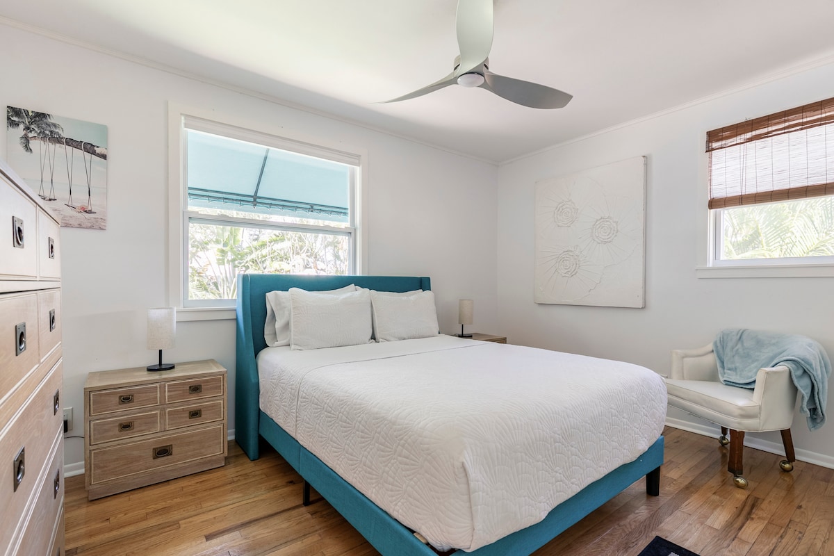 Თქვენ იქნებით სუფთა, ხელუხლებელი სუფთა მატრასი „Queen Queen“ ძირითად საძინებელში, ჩურჩულის მშვიდი ჭერის ვენტილატორის ქვეშ. 