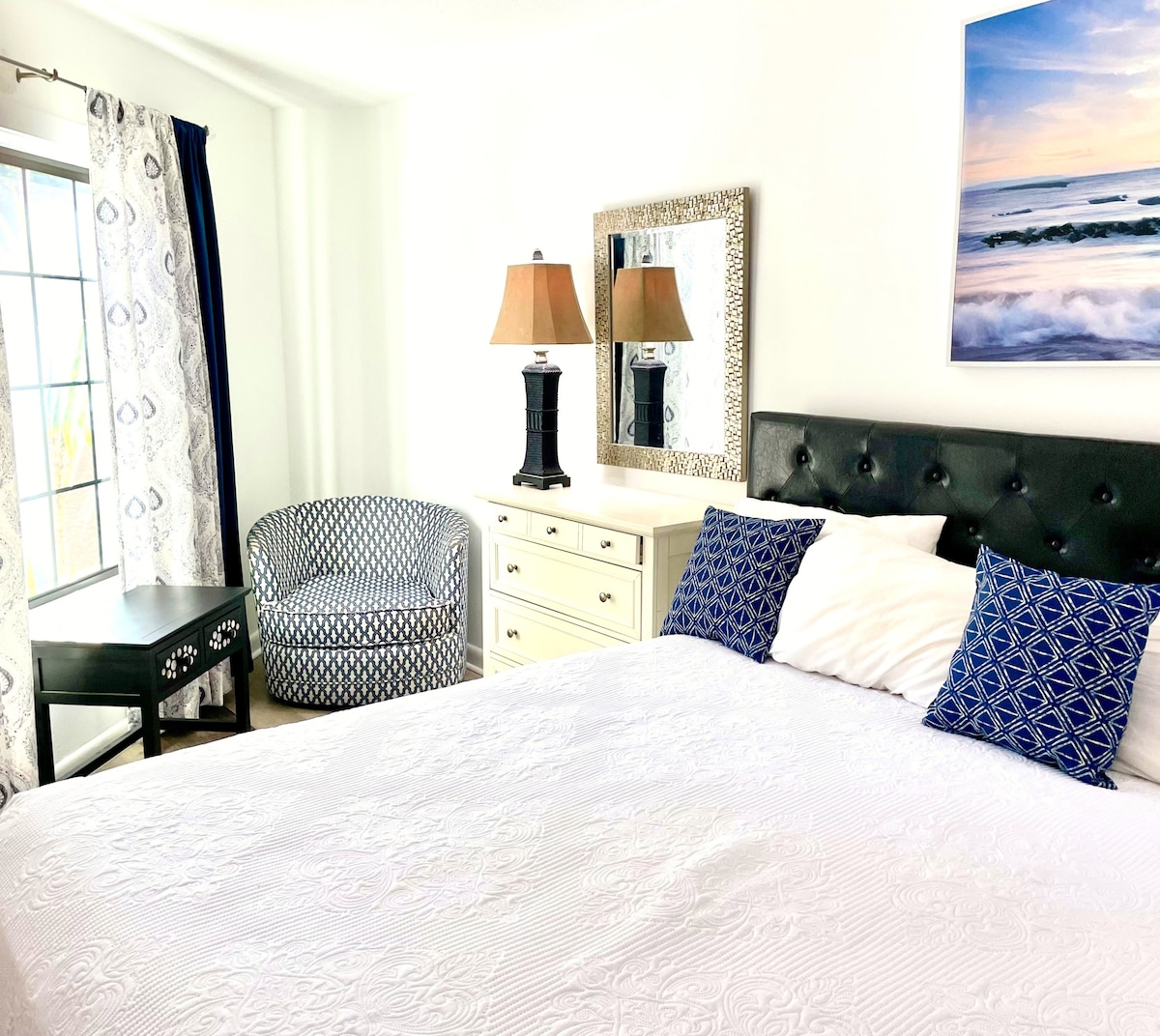 חדר שינה ראשי - מיטת קינג וחדר רחצה צמוד עם שילוב אמבטיה/מקלחת