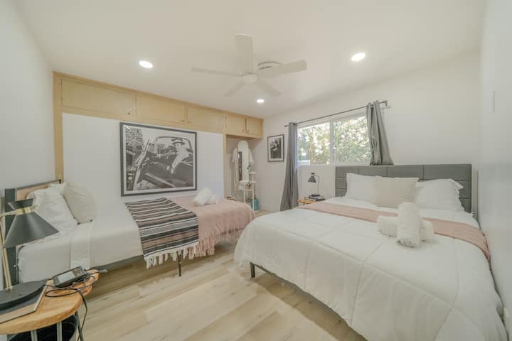 Dormitorio luminoso y espacioso con luz natural, líneas limpias y ropa de cama de calidad hotelera, diseñado para que disfrutes de una estancia cómoda y relajante.

