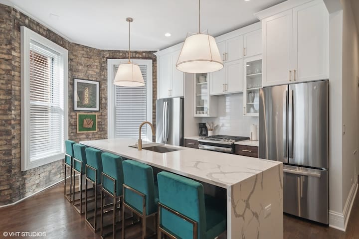 Sensational 5 Bed beauty steps from Wrigley Field