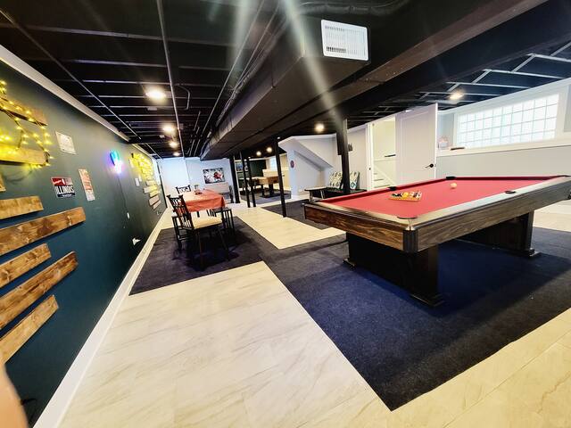 Parking 4+/3TVs/Sleeps13/Lrge game room/5BR/3BA gallery image 5