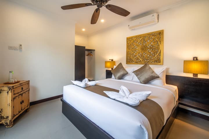 Lit queen size confortable, linge de luxe frais, y compris couette, choix d'oreillers en silicone ou en microfibre pour chaque voyageur, peignoir.   Climatisation et ventilateur de plafond. Volets pour obscurcir la pièce.