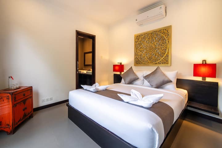 Lit queen size confortable, linge de luxe frais, y compris couette, choix d'oreillers en silicone ou en microfibre pour chaque voyageur, peignoir.   Climatisation et ventilateur de plafond.    Volets occultants.   Salle de bain attenante sur le côté droit du lit.