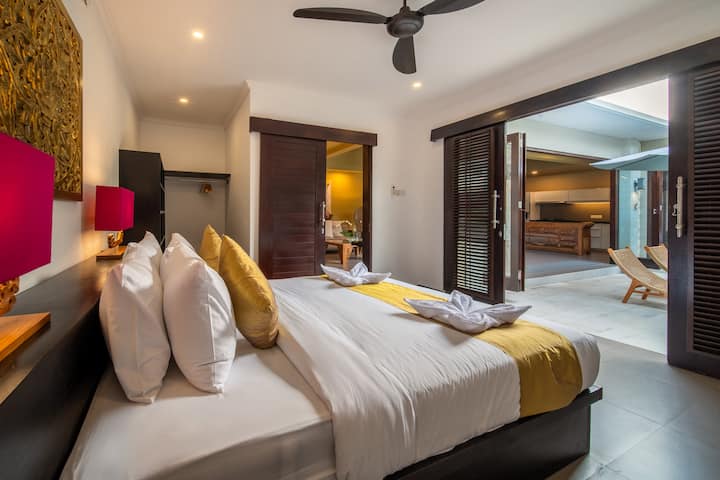 Lit « king size » avec draps de luxe, y compris une couette, choix d'oreillers en silicone ou en microfibre pour chaque voyageur, peignoir.   Climatisation et ventilateur de plafond.    Accès au salon et à la terrasse de la piscine. Volets occultants.