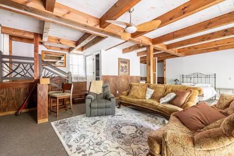 6 Bedroom Villa + Hot Tub + 3 acre Near Nashville