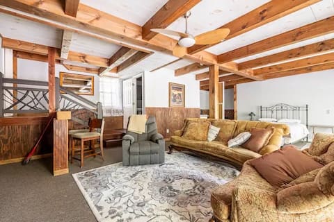 6 Bedroom Villa + Hot Tub + 3 acre Near Nashville