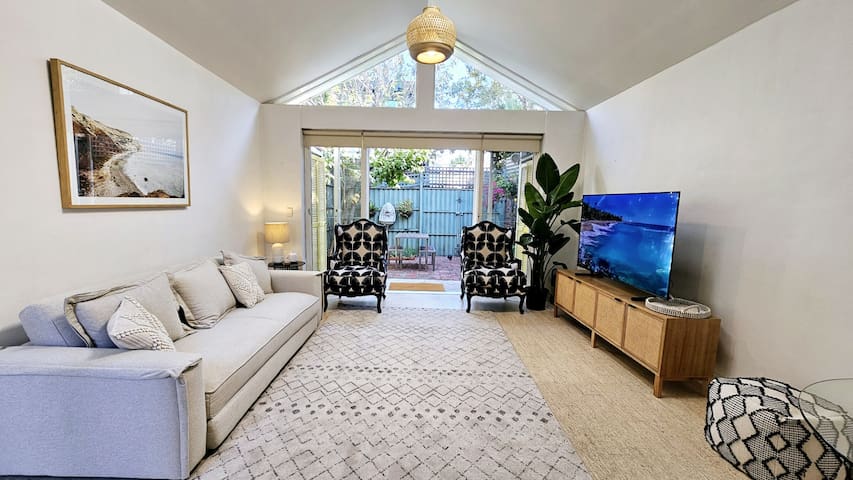 Albert Park Home Sleeps 6. City, Beach & Lake