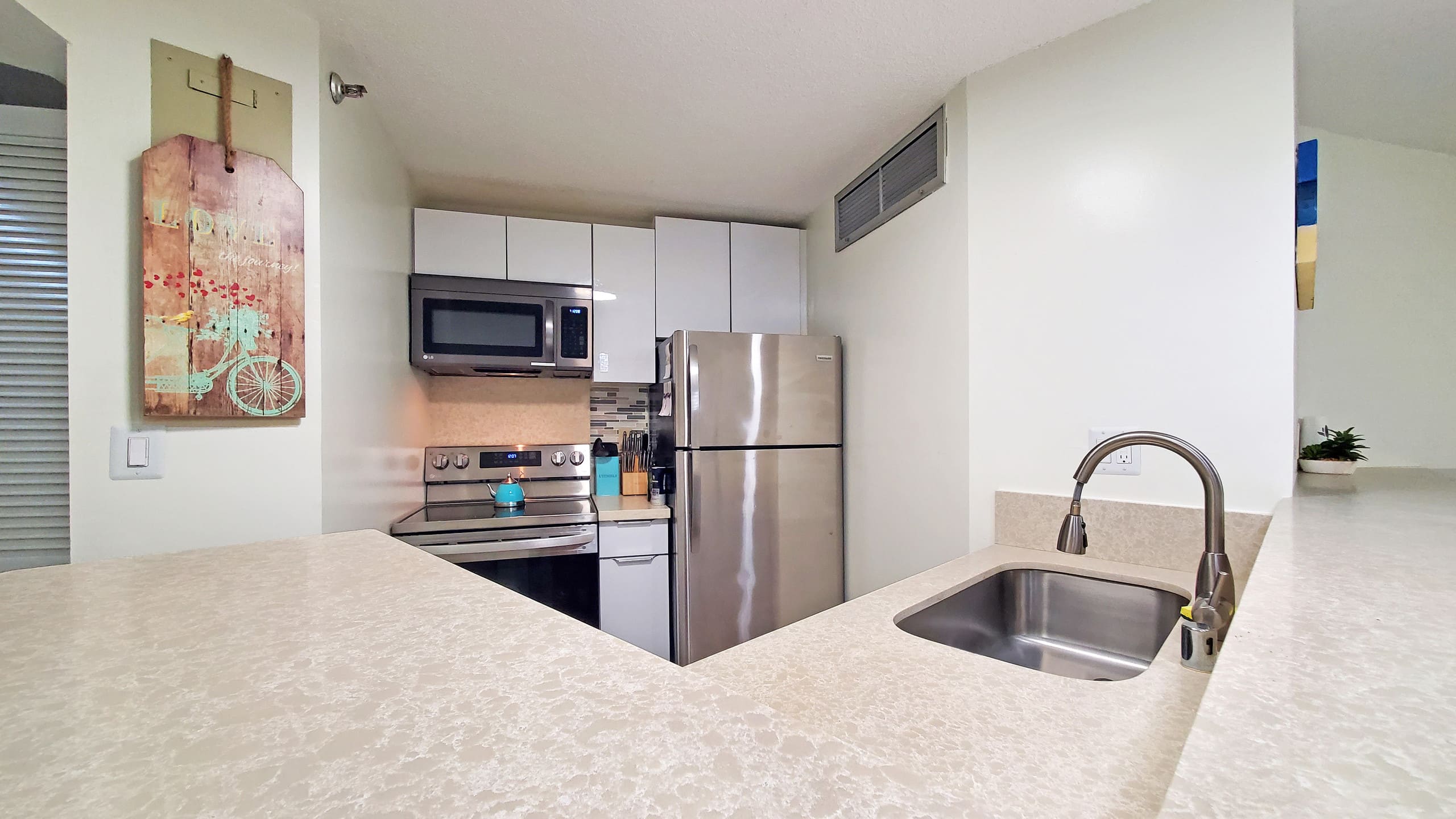 Family Vacation Condo with Free Parking & Wi-Fi - Image 10