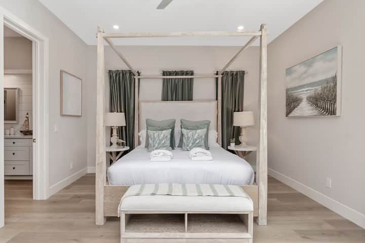 מיטת אפיריון מסוגננת בגודל קינג סייז