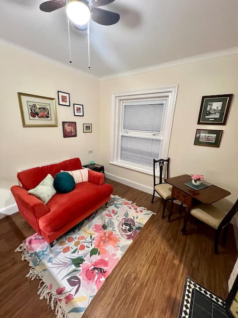 Top Airbnb: Dorothy: 'Quirky' cosy 1 bed apt. a mile from Quay in Christchurch