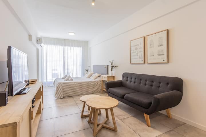 Modern studio apartment in Monserrat with terrace balcony and free parking