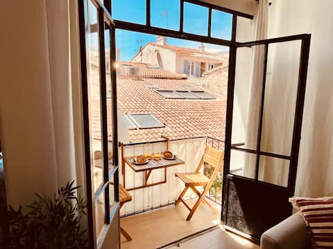 Popular Airbnb listing: Balcony, quiet, air conditioning, 5 min to beach in Antibes