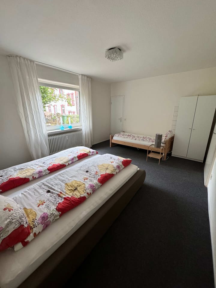 בחדר השינה המרווח הזה יש מיטה זוגית גדולה ומיטת יחיד נוחה, שמציעה מרחב נוח למשפחות או לקבוצות להירגע ולהיטען מחדש.