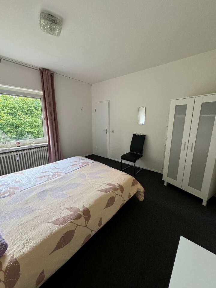 חדר שינה מעוצב להפליא עם מיטה זוגית מפוארת, מושלם ללילה שקט ורגוע.