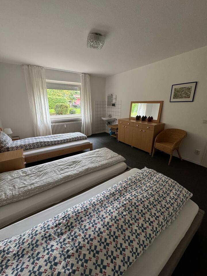 חדר השינה המקסים הזה מושלם למשפחות או לקבוצות, עם שלוש מיטות יחיד שמספקות נוחות וגמישות לאורחים.