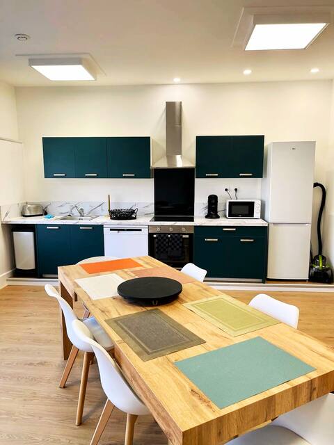 Spacious House: 12 people and 4 Bathrooms - All Comforts