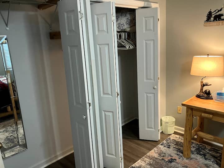 Пространа бела гардероба со двокреветни врати и огледало во цела должина - совршено за разгледување на облеката! Ова стилско решение за складирање додава удобност и практичност во вашето одморалиште Smoky Mountain.
