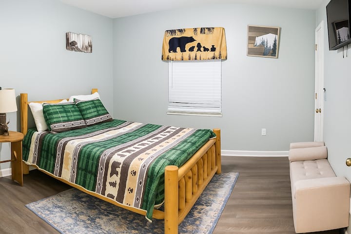 Опуштете се удобно! Оваа удобна спална соба има кадифен брачен кревет (широк 150-179 см) за мирни ноќи. Уживајте во омилените серии на паметниот 42-инчен телевизор или опуштете се со книга покрај сјајот на удобната ноќна ламба. 