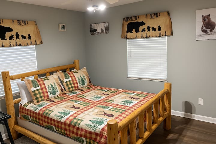 Опуштете се и подмладете се по авантурите на удобниот брачен кревет (широк 150-179 см) со 42-инчен паметен телевизор - совршен за мирни ноќи.