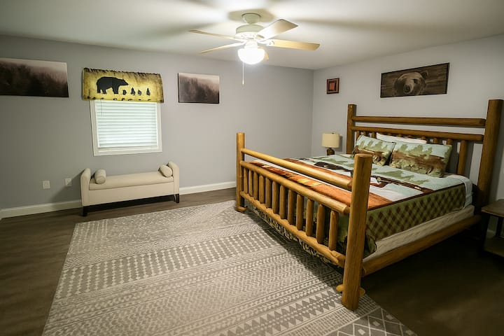 Пространа главна спална соба со брачен кревет (широк 150-179 см), две топли ламби покрај креветот, тавански вентилатор и паметен 42-инчен телевизор - совршен за мирни ноќи за време на вашето планинско прибежиште.