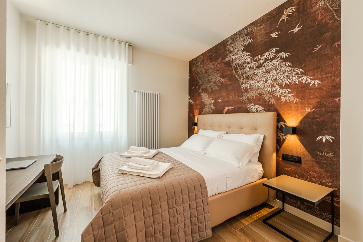 تحتوي غرفة النوم الثانية أيضًا على خزانة بأربعة أبواب وتلفزيون ذكي ومكتب ومكيف هواء وحمام داخلي