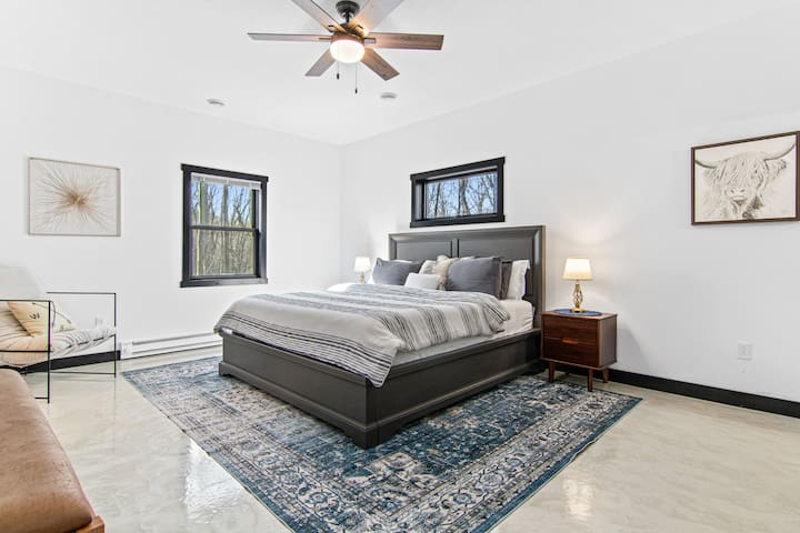 King sized bed with Smart TV, walk-in closet (pack and play and high chair are in this closet), luggage rack and full ensuite bathroom. 