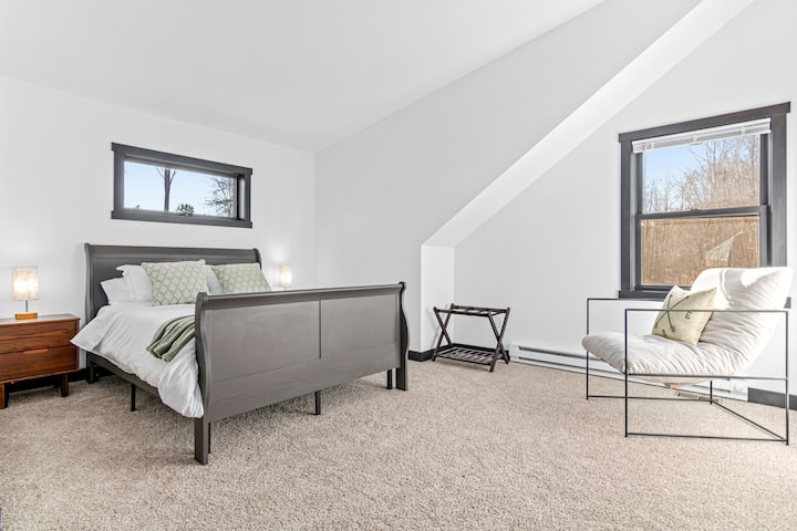 Queen sized bed, walk in closet, luggage rack, and full en suite bath.