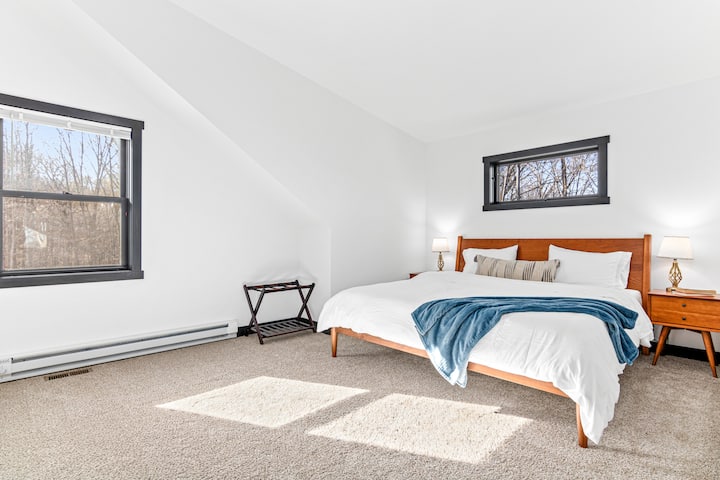 King sized bed, walk in closet, luggage rack, and full en suite bath.