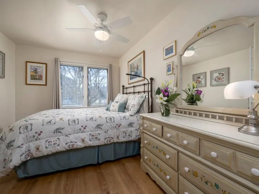 Segundo dormitorio en el piso principal con cama de matrimonio.