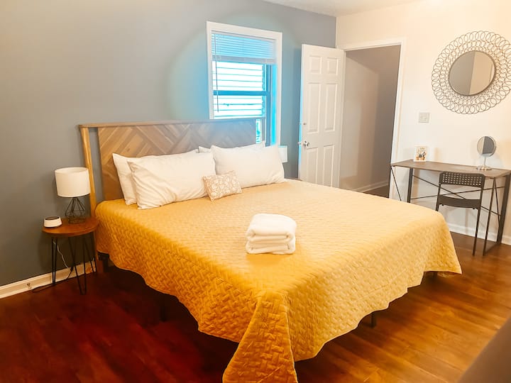 Slaapkamer 2 beschikt over een comfortabel kingsize bed, een smart-tv om te streamen, een geluidsmachine voor een goede nachtrust en een gezellige werkplek voor alle taken die je tijdens je verblijf moet uitvoeren.