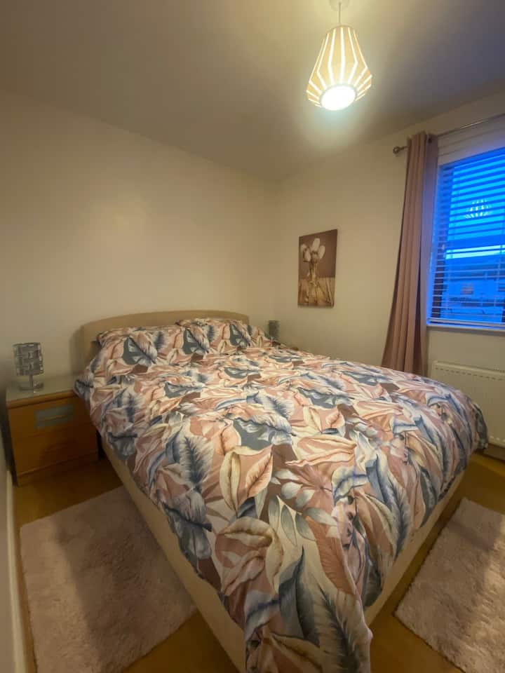 Krevat dopio "king size" me shumë hapësirë për gardërobë