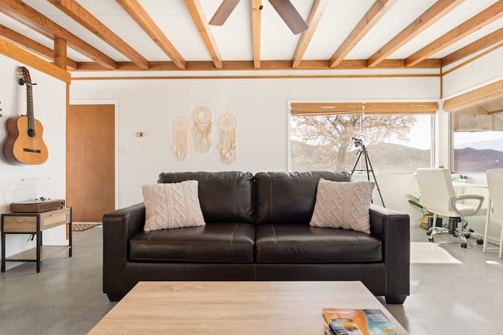 Დაისვენეთ ტყავის კომფორტულ დივანზე და გაიხედეთ დიდი ფანჯრებიდან მიმდებარე მთებში. Დაუკარით ინსტრუმენტულ გიტარაზე და თუ არ იცით, როგორ გამოიყენოთ დამწყებთათვის განკუთვნილი გიტარის გზამკვლევი თაროდან და შეიტყვეთ, შეძლებთ თუ არა სადენების შესწავლას.