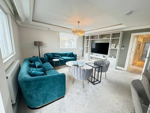 Stunning & Luxurious 3BR 2BR Kensington! gallery image 4