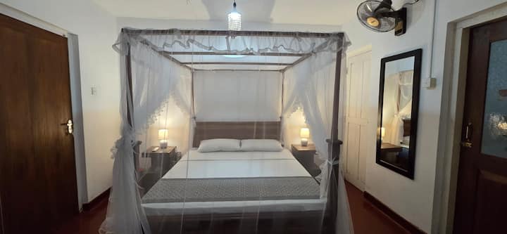 ห้องนอนใหญ่มีเครื่องปรับอากาศและพัดลม 