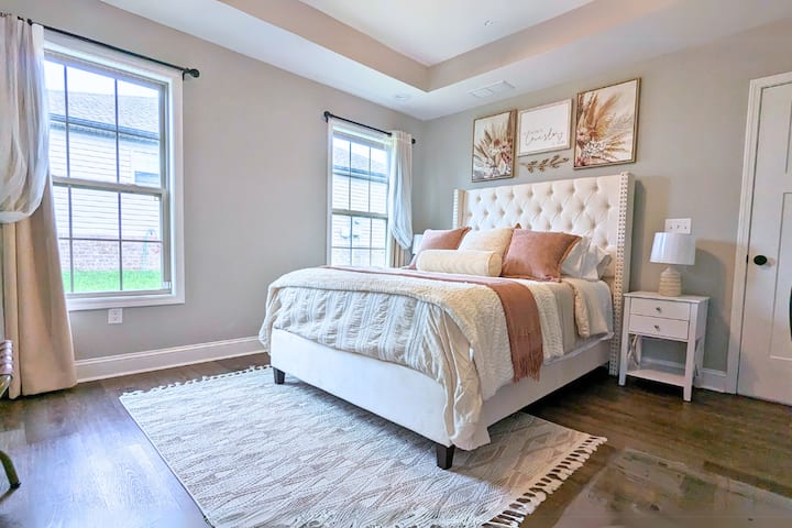 חדר השינה הראשי והשלו שלנו, כולל מיטה מפוארת עם כריות רכות ומוצקות לנוחות אישית. שידות לילה כפולות כוללות שקעים לטעינת טלפון, טלוויזיה ומראה מסיבית באורך הרצפה מוסיפים מגע של אלגנטיות ופונקציונליות.

