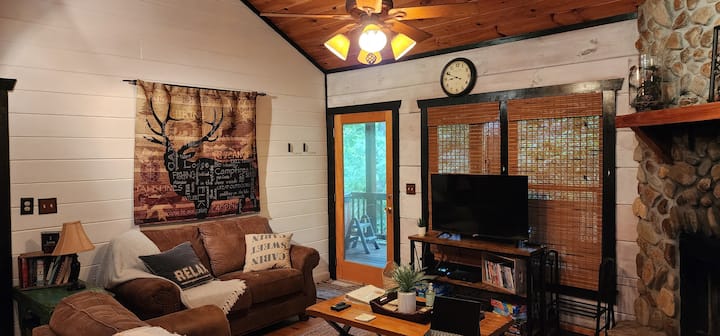 The Treehouse Retreat | Hot Tub & Fireplace - Blue Ridge, GA