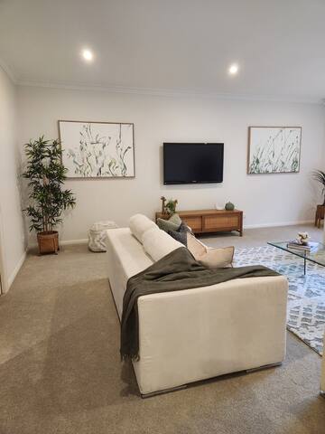 Indoor heated pool & spa, 7 bedroom 1000sq m home gallery image 3